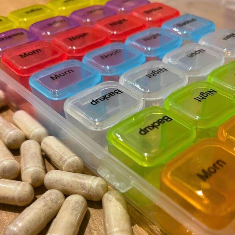 c6_tds0418_Pojemnik na leki KOLOROWY ANGIELSKIE NAPISY