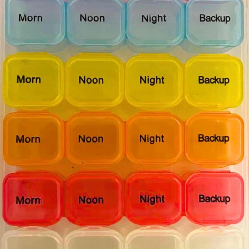 c6_tds0418_Pojemnik na leki KOLOROWY ANGIELSKIE NAPISY