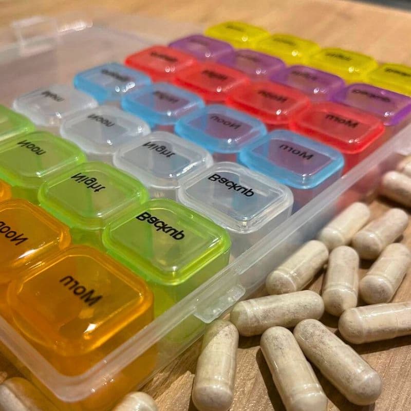 c6_tds0418_Pojemnik na leki KOLOROWY ANGIELSKIE NAPISY