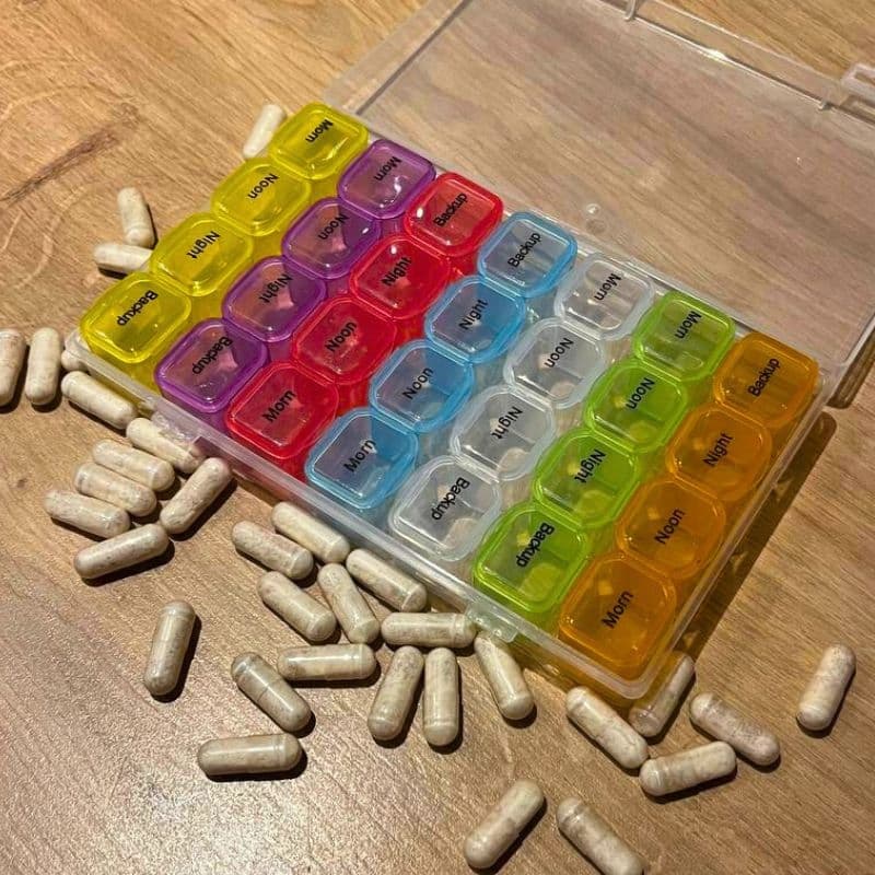 c6_tds0418_Pojemnik na leki KOLOROWY ANGIELSKIE NAPISY