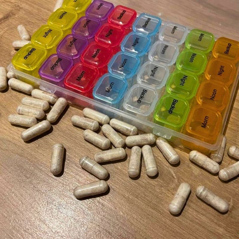 c6_tds0418_Pojemnik na leki KOLOROWY ANGIELSKIE NAPISY