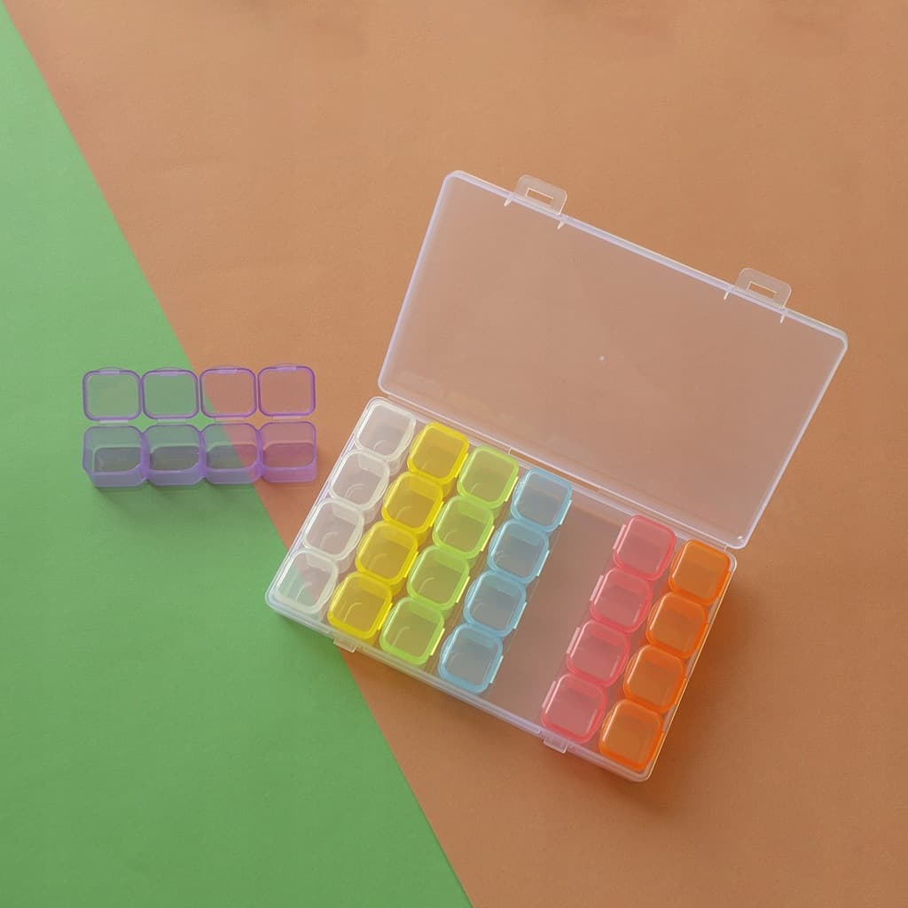 c6_tds0418_Pojemnik na leki KOLOROWY ANGIELSKIE NAPISY